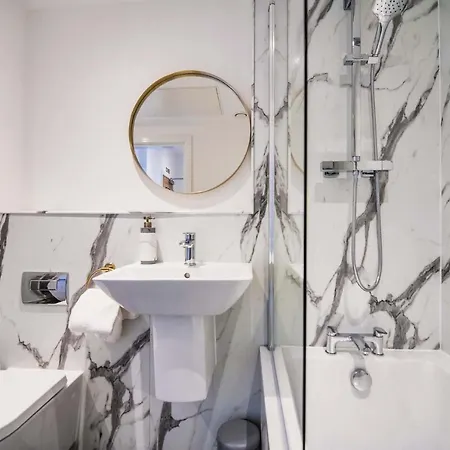 3 - The Crescent יורק